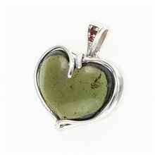 Ciondolo in argento con moldavite e granati - cuore 26-257