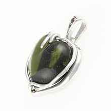 Ciondolo in argento con moldavite e granati - cuore 26-257