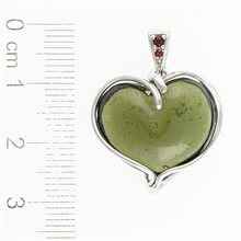 Ciondolo in argento con moldavite e granati - cuore 26-257