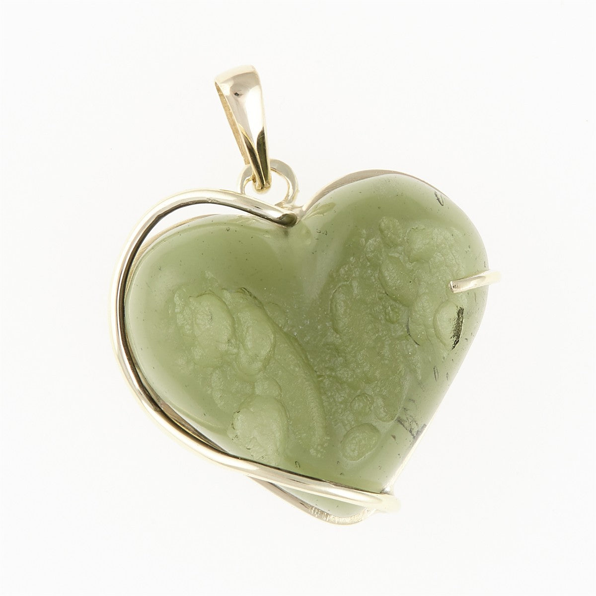 Pendente cuore in moldavite grezza verde chiaro con superficie bollosa e montatura in filo d'oro giallo