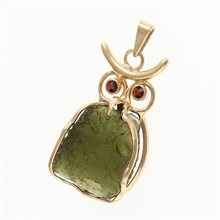 Ciondolo placcato oro con un moldavite e granati - gufo MS26-293