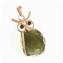 Ciondolo placcato oro con un moldavite e granati - gufo MS26-293