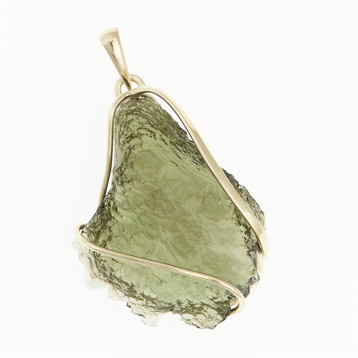 Pendente in moldavite verde oliva levigata, forma triangolare, montatura a filo in oro giallo