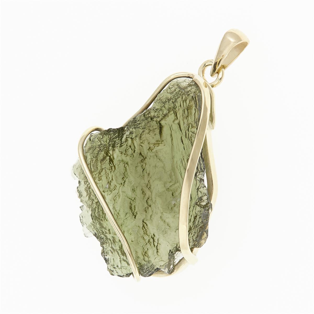 Golden pendant with a moldavite 6395-2