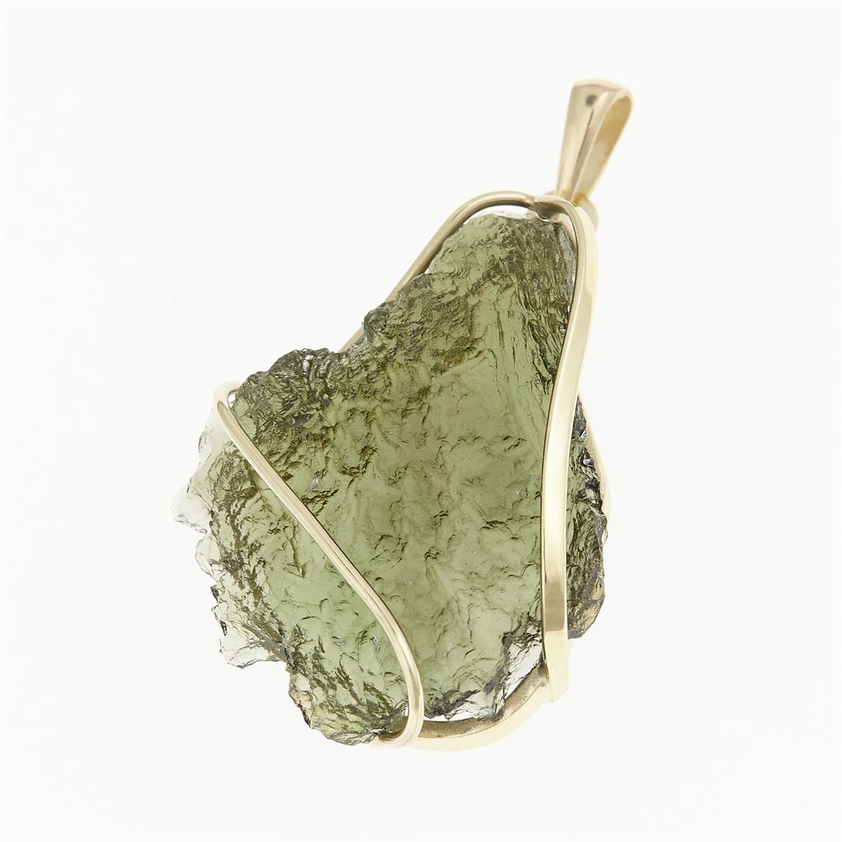 Golden pendant with a moldavite 6395-2