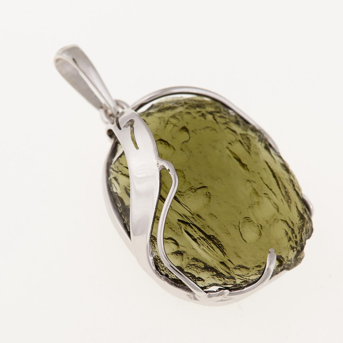 Pendente in moldavite grezza verde oliva ovale montato in oro bianco con fascia diagonale e griffe