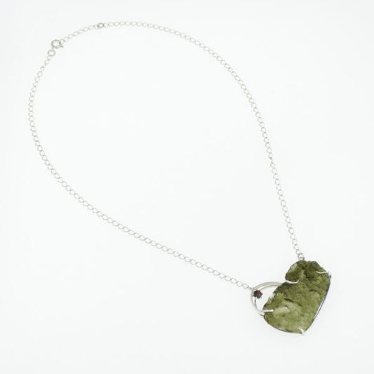 Collana d'argento con moldavite e granato- cuore 737