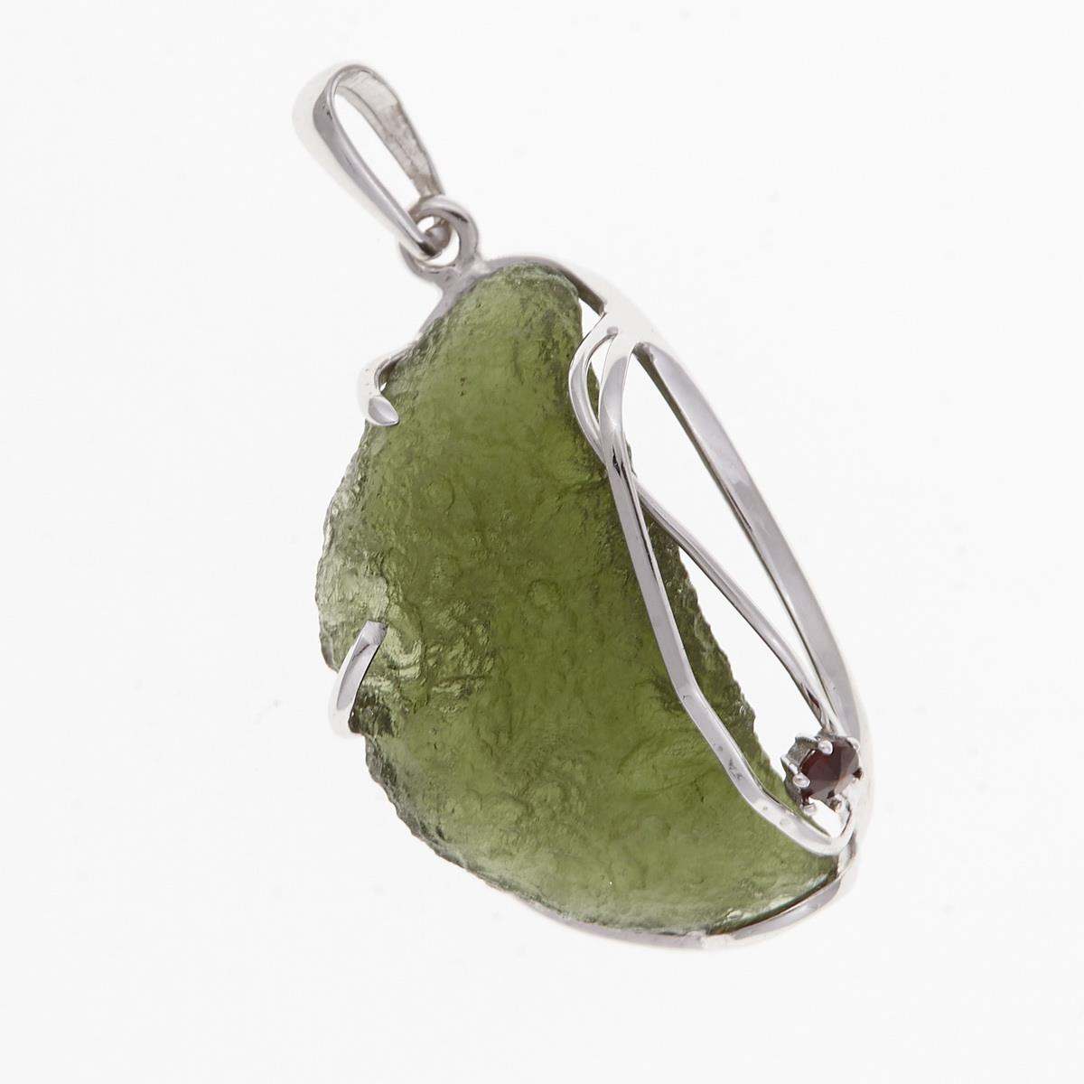 Pendente con moldavite grezza verde oliva a forma di rana in montatura d'oro bianco con granato rosso