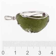 Golden pendant with a moldavite and garnet 7751