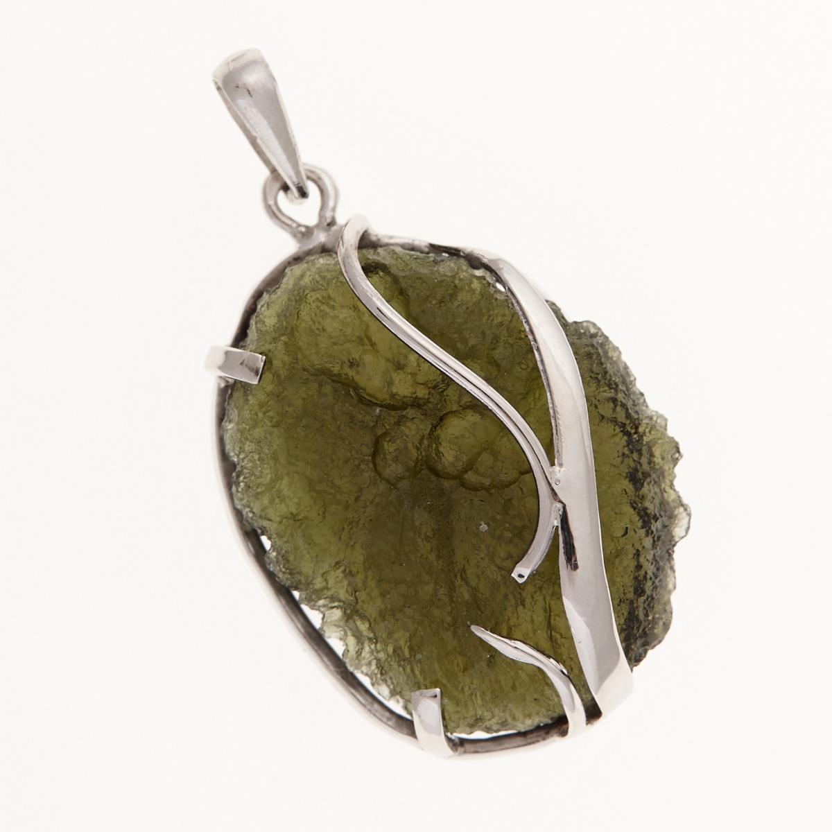 Pendente con moldavite grezza verde oliva a placca ovale, montatura in oro bianco a bracci curvi