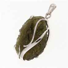 Golden pendant with a moldavite 7861
