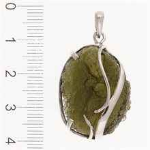Golden pendant with a moldavite 7861