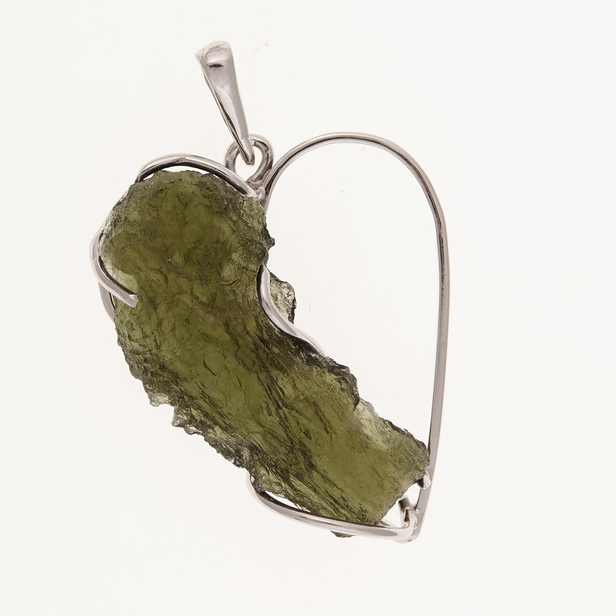 Pendente in moldavite grezza verde oliva montato in un profilo di cuore in oro bianco