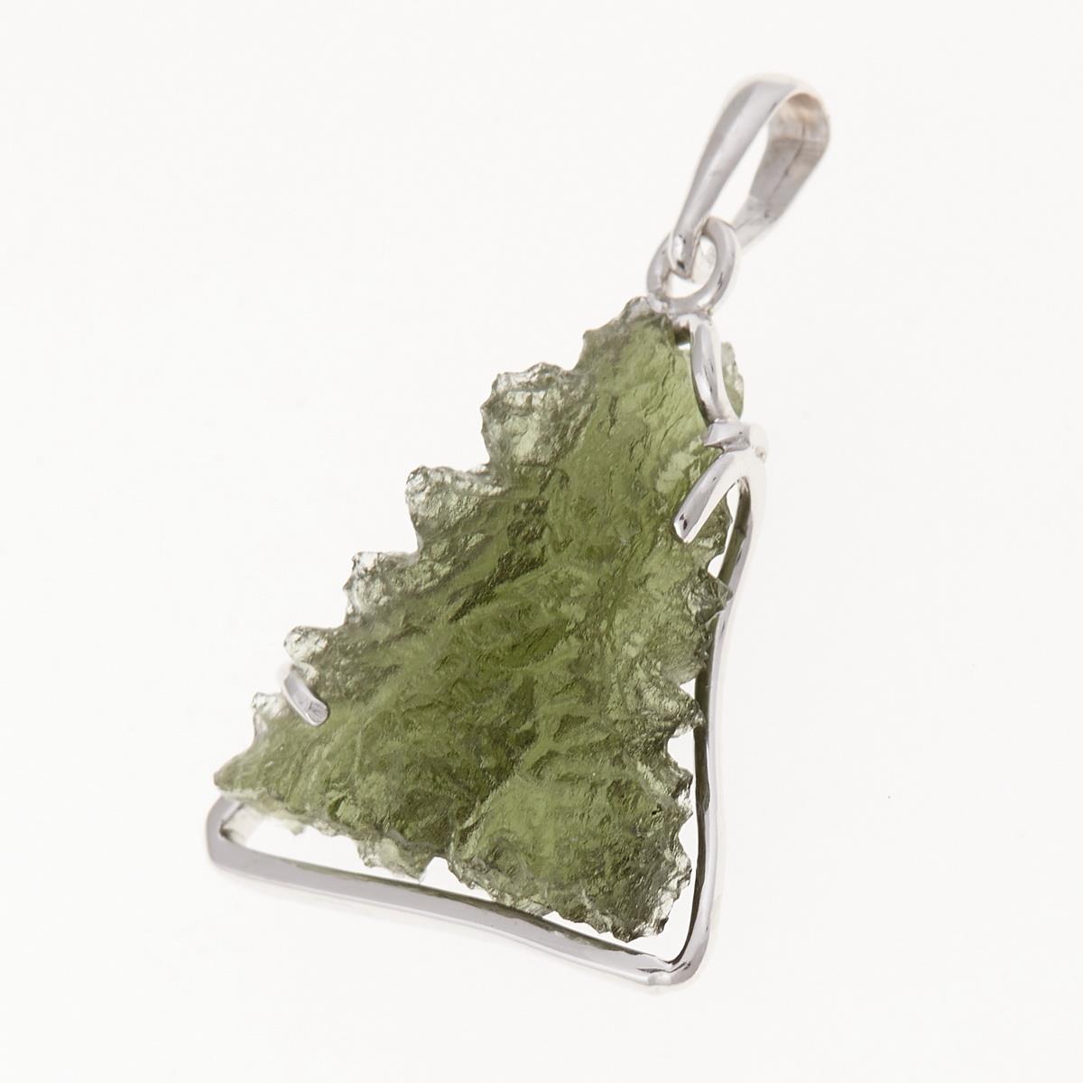 Pendente con moldavite grezza verde oliva triangolare dal bordo frastagliato, montatura in oro bianco