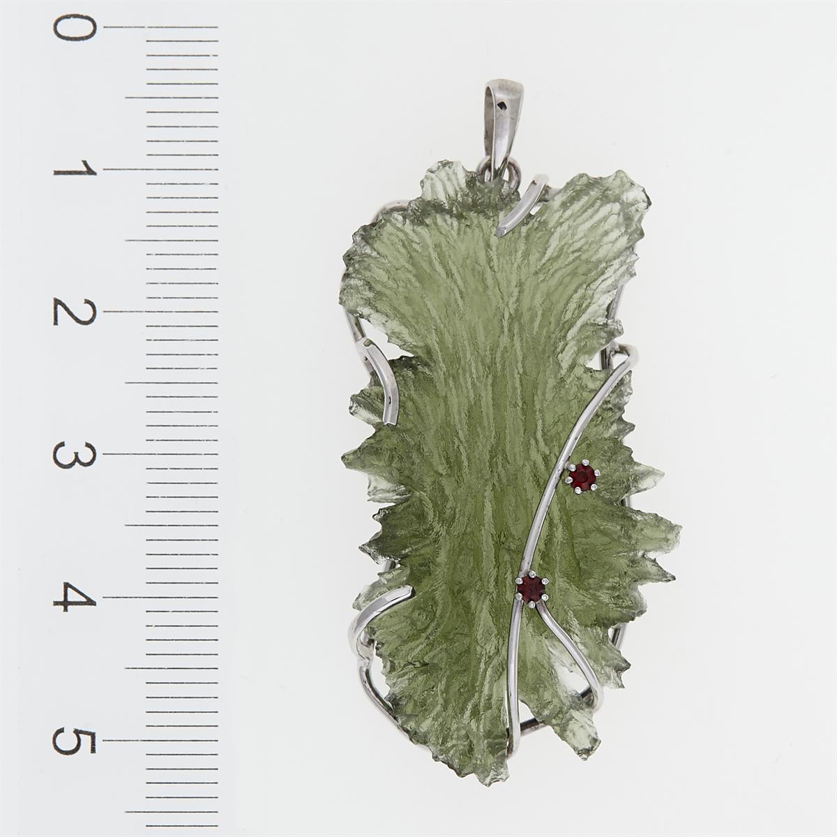 Golden pendant with a moldavite and garnets 8554