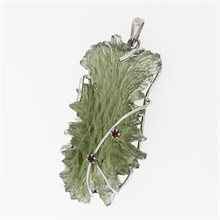 Golden pendant with a moldavite and garnets 8554