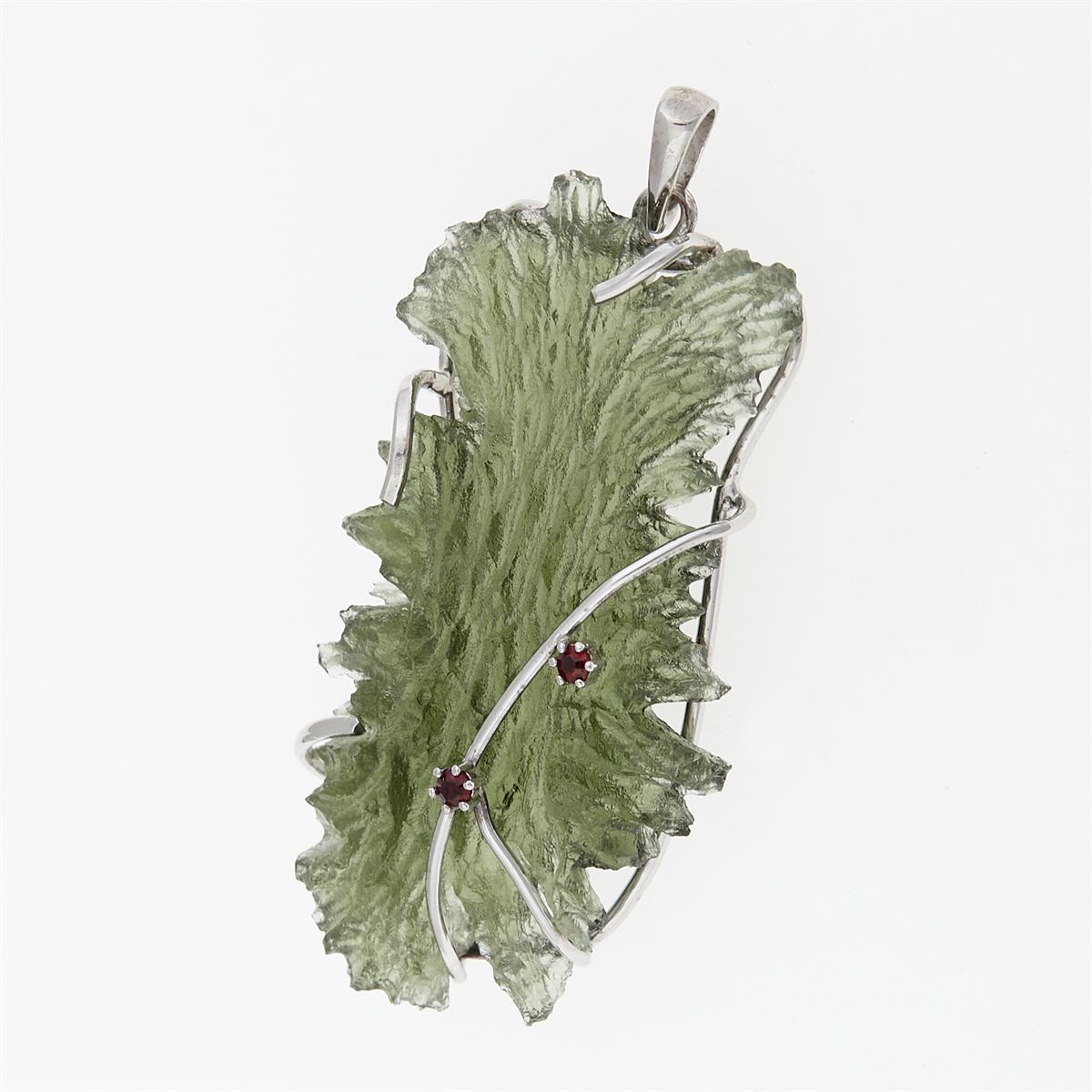 Golden pendant with a moldavite and garnets 8554