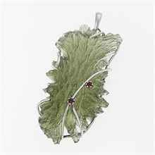 Golden pendant with a moldavite and garnets 8554