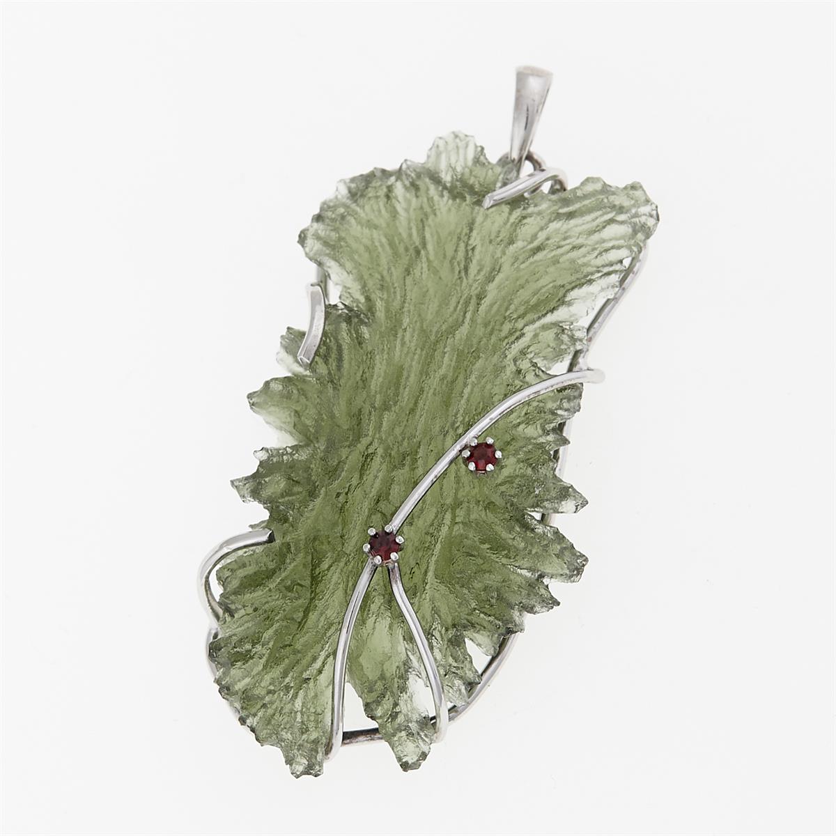 Golden pendant with a moldavite and garnets 8554