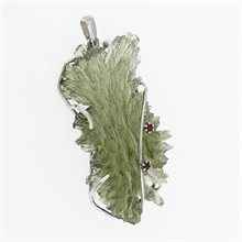 Golden pendant with a moldavite and garnets 8554