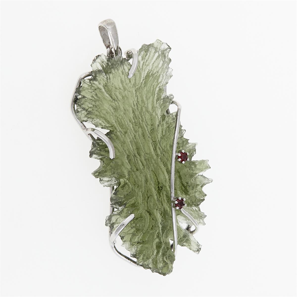 Golden pendant with a moldavite and garnets 8554