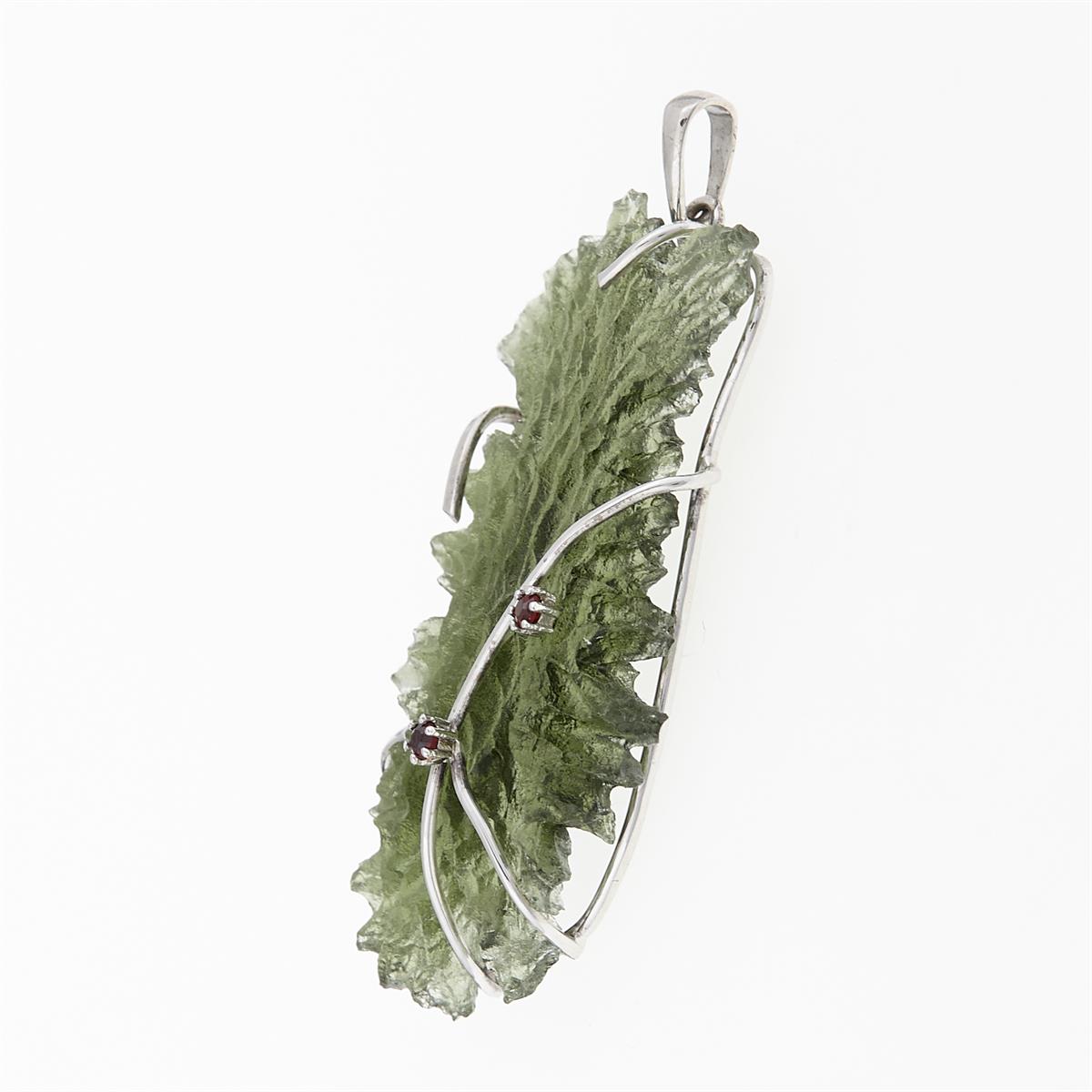 Golden pendant with a moldavite and garnets 8554