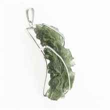 Golden pendant with a moldavite 8555