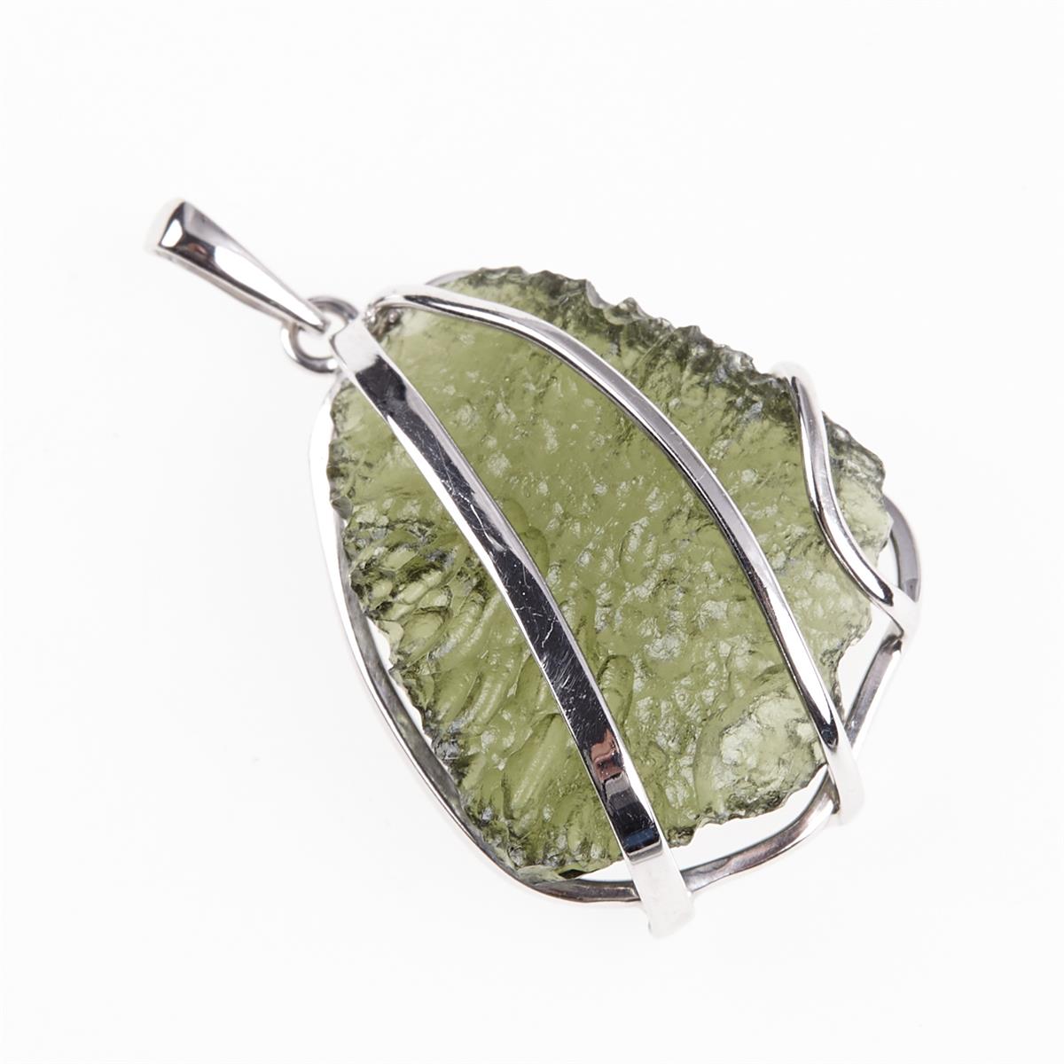 Pendente con moldavite grezza verde oliva a superficie bollosa, montatura in oro bianco a tre fasce curve