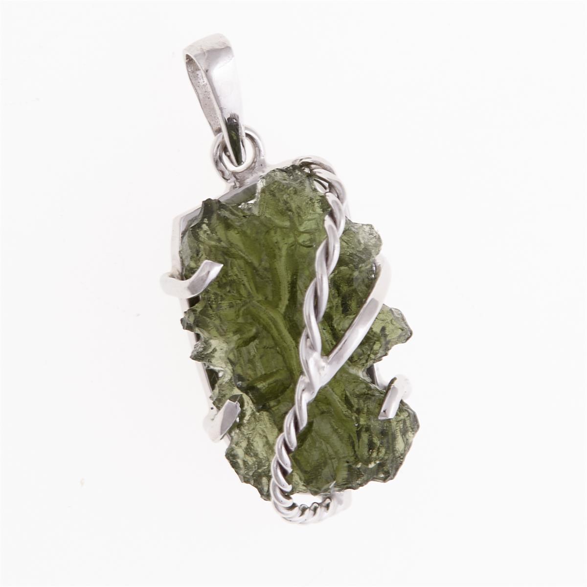 Pendente in moldavite grezza verde oliva montato in oro bianco con filo intrecciato diagonale