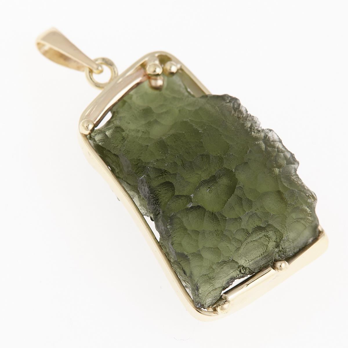 Pendente in oro giallo con moldavite grezza rettangolare verde oliva a superficie scolpita, Besednice Nord