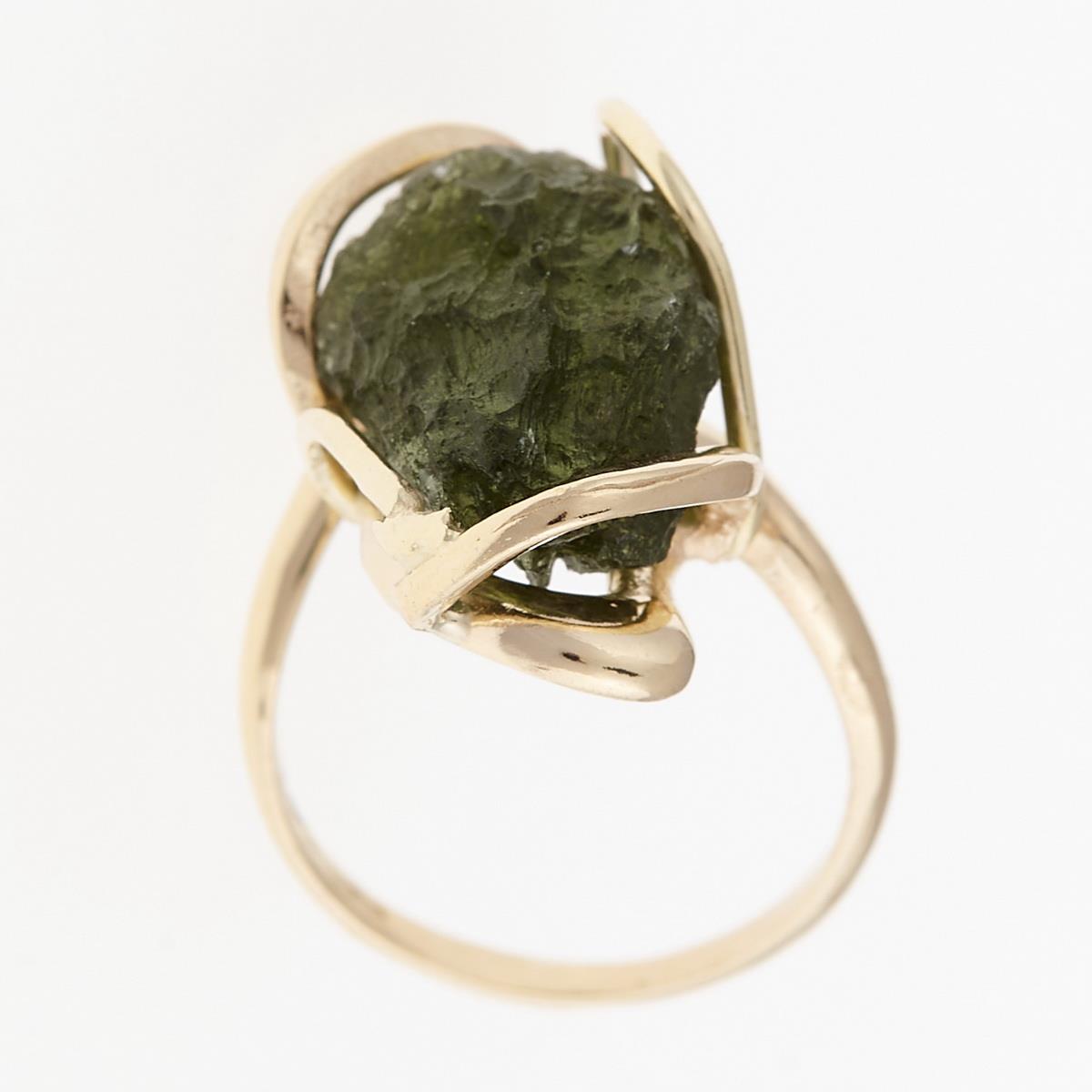 Anello in oro giallo con moldavite grezza verde oliva di Besednice Nord, montatura a nastri incrociati