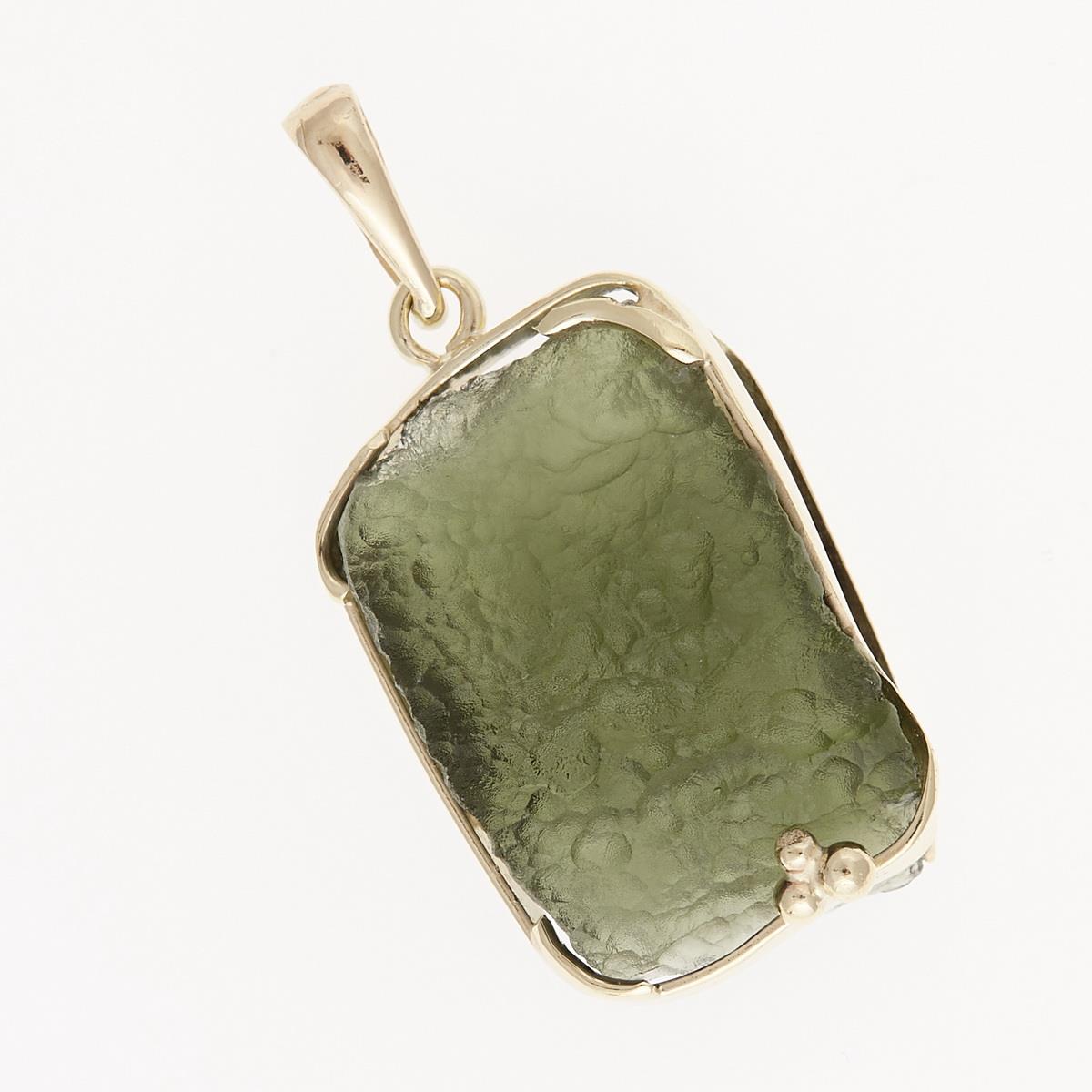Pendente in moldavite grezza verde oliva con superficie a fossette, montatura aperta in oro giallo