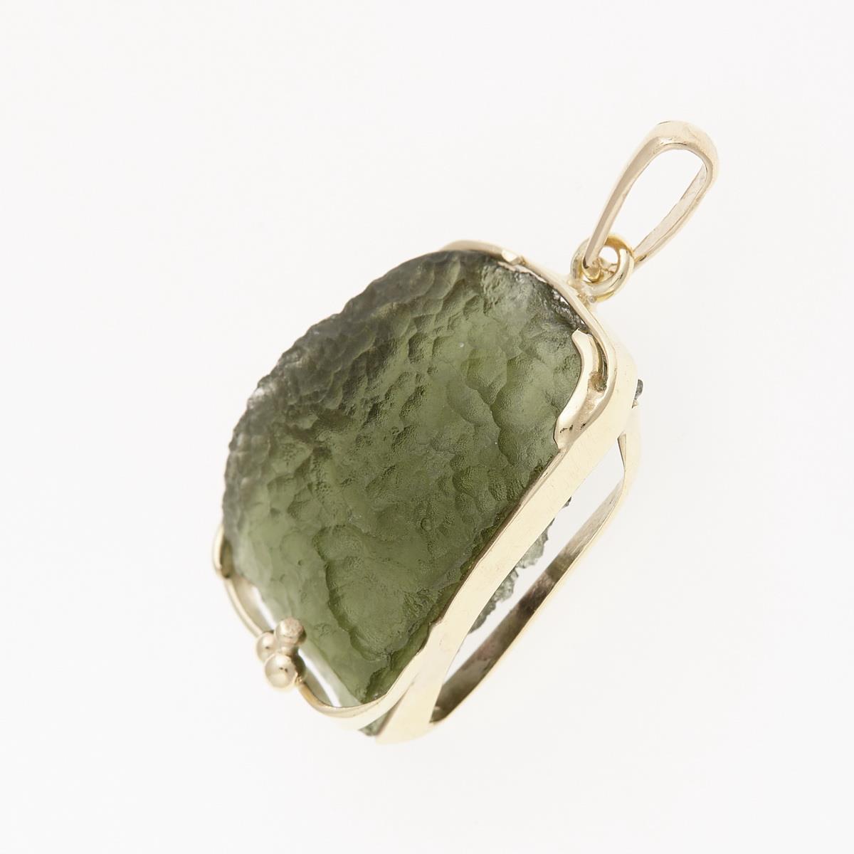Golden pendant with a moldavite 8601