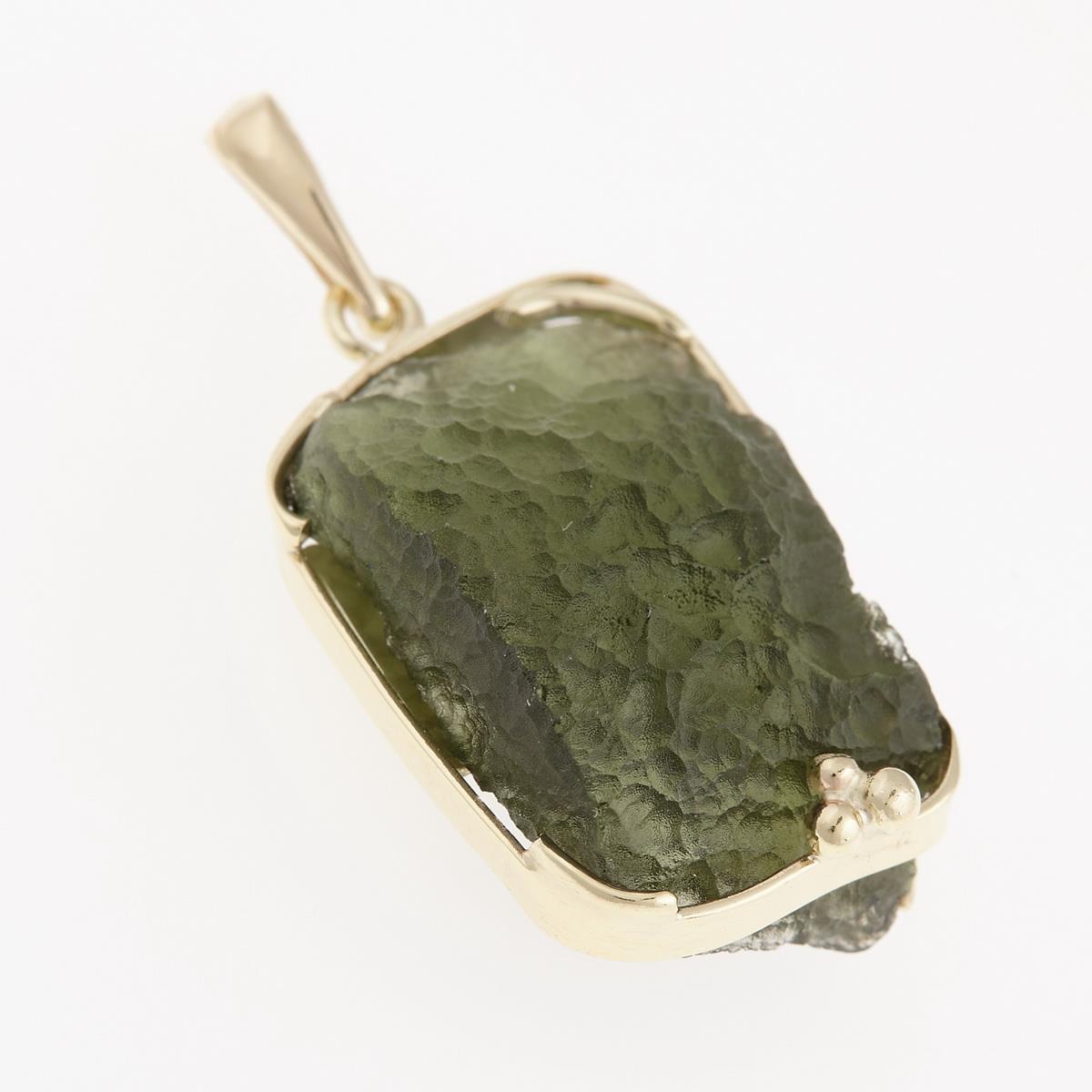 Golden pendant with a moldavite 8601
