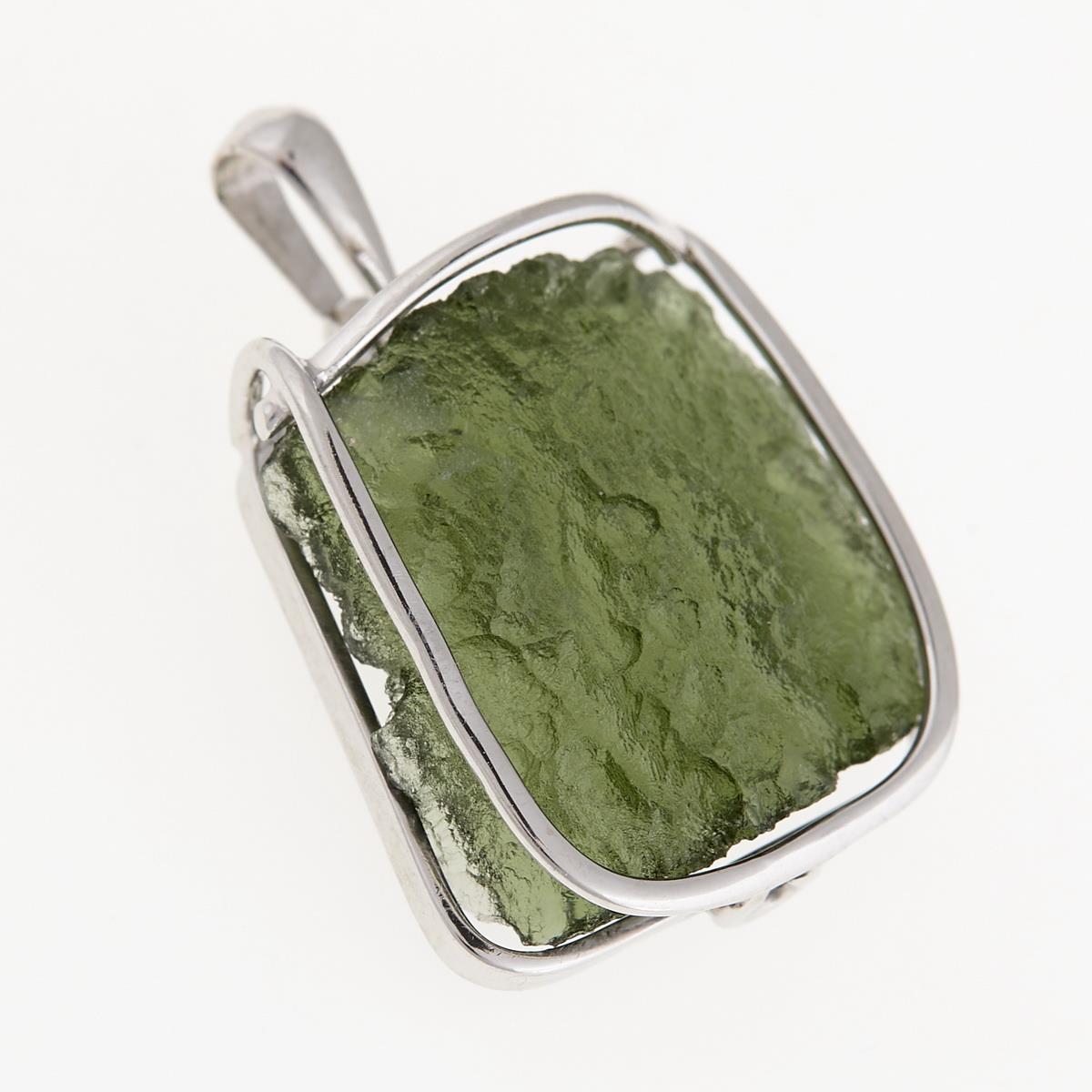Pendente in moldavite grezza verde oliva con superficie corrosa, montatura in oro bianco