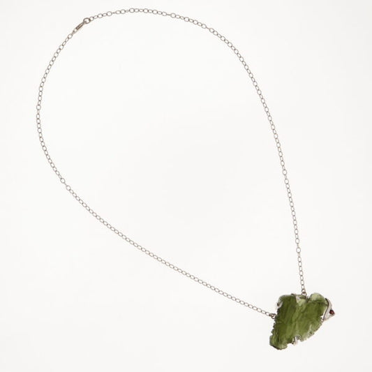 Collana d'argento con moldavite e granato 8657