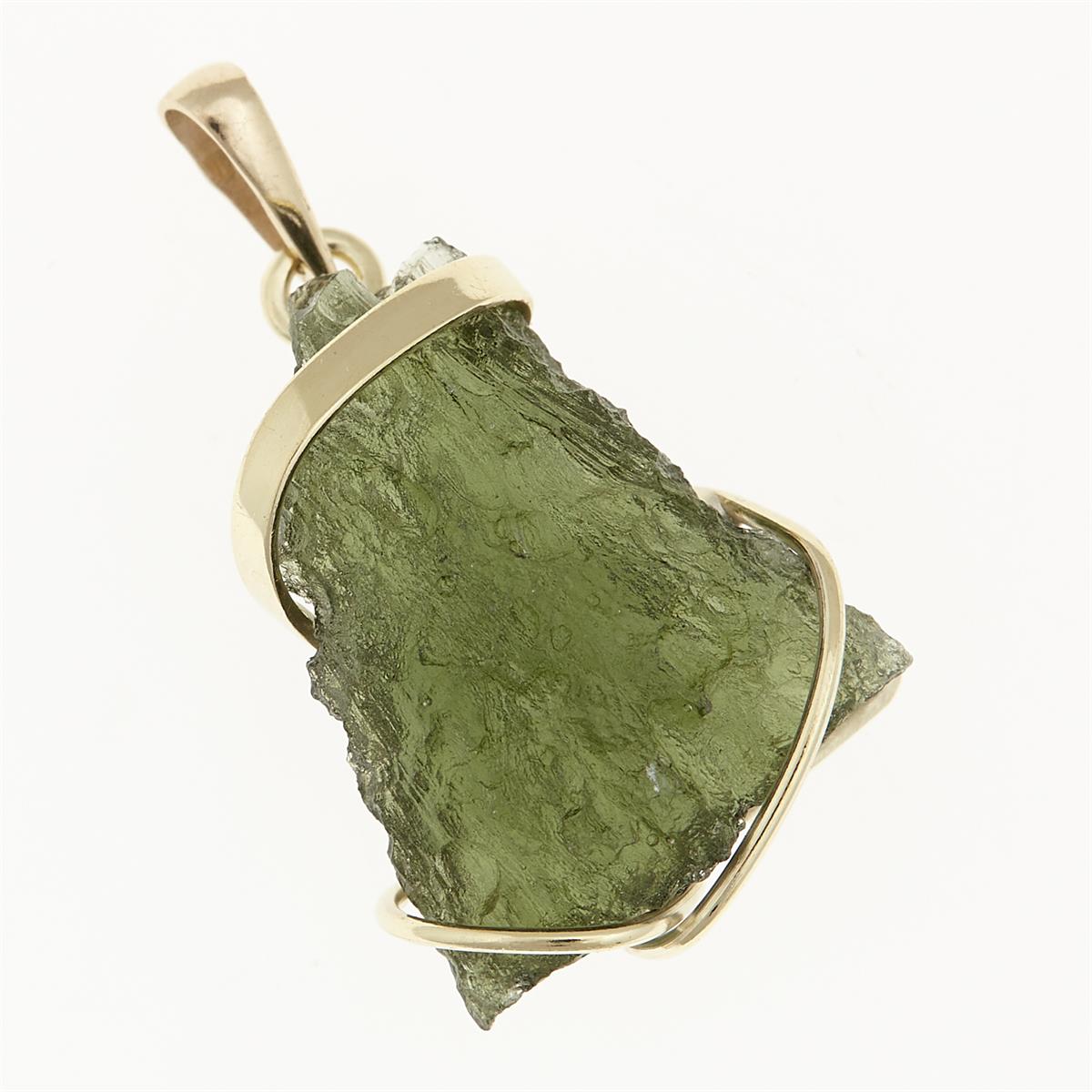 Pendente in oro giallo con moldavite grezza verde oliva dalla superficie scanalata e bordi frastagliati