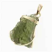 Golden pendant with a moldavite 9480