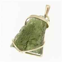 Golden pendant with a moldavite 9480