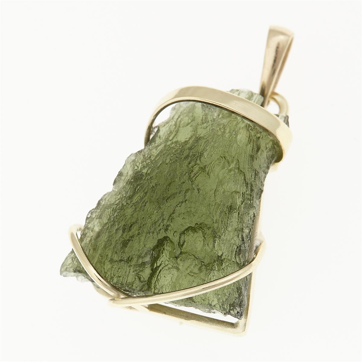 Golden pendant with a moldavite 9480