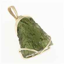 Golden pendant with a moldavite 9480