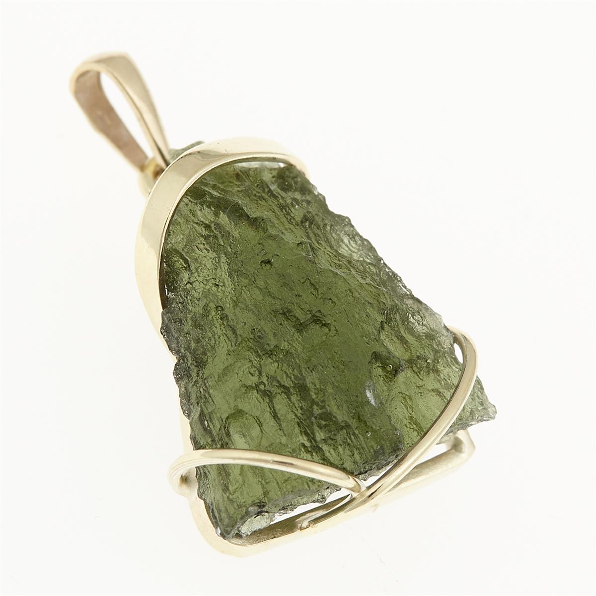Golden pendant with a moldavite 9480