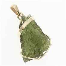 Golden pendant with a moldavite 9480