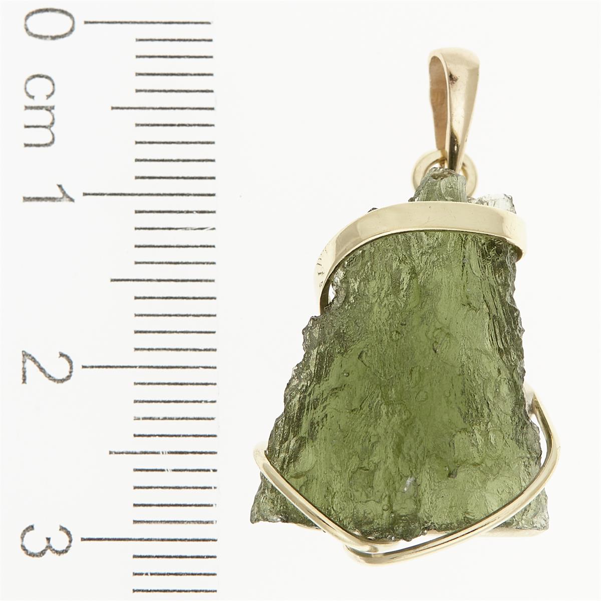 Golden pendant with a moldavite 9480