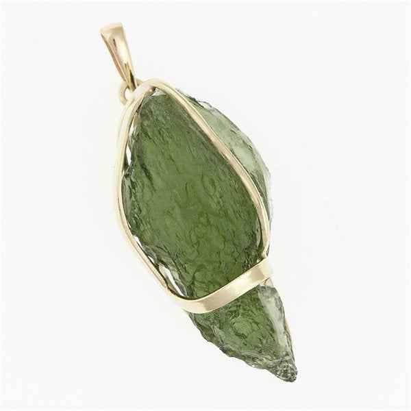 Golden pendant with a moldavite 9483