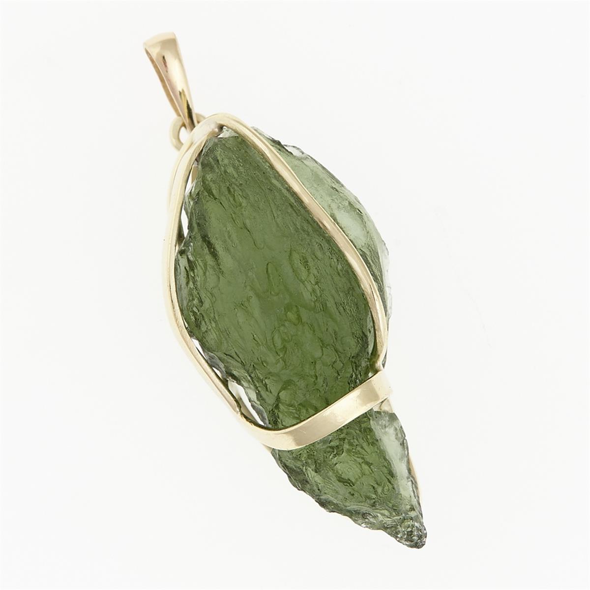 Pendente in moldavite grezza verde oliva a forma di goccia, montatura in oro giallo a nastri incrociati