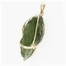 Golden pendant with a moldavite 9483