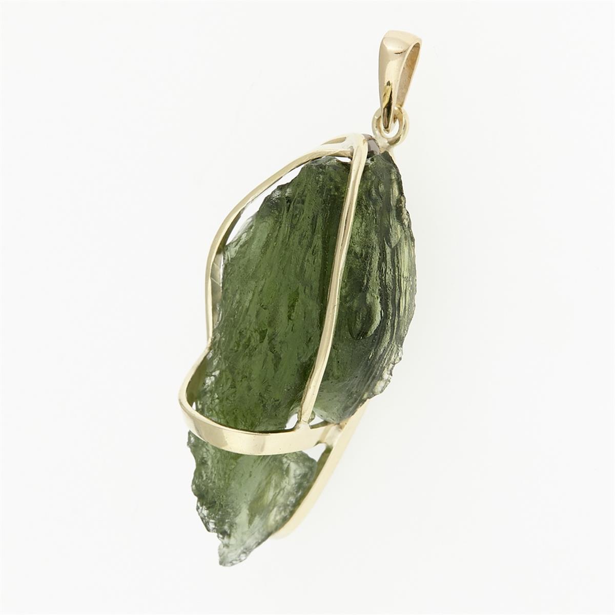 Golden pendant with a moldavite 9483
