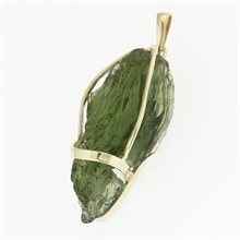 Golden pendant with a moldavite 9483