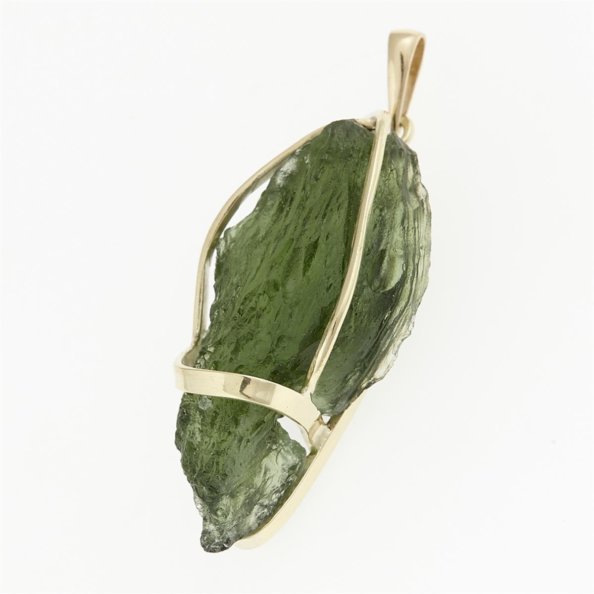 Golden pendant with a moldavite 9483